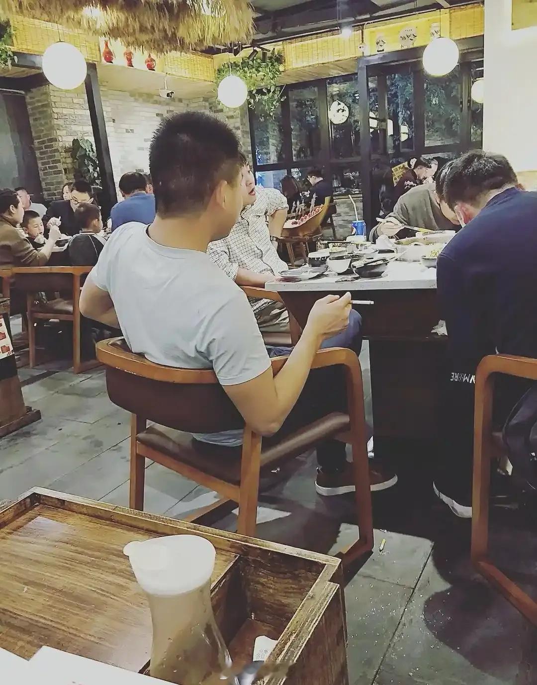 徐娇仍在店里处理 店里有没有贴禁止吸烟还不清楚，但是就算没贴，烟头也不能往人饭碗
