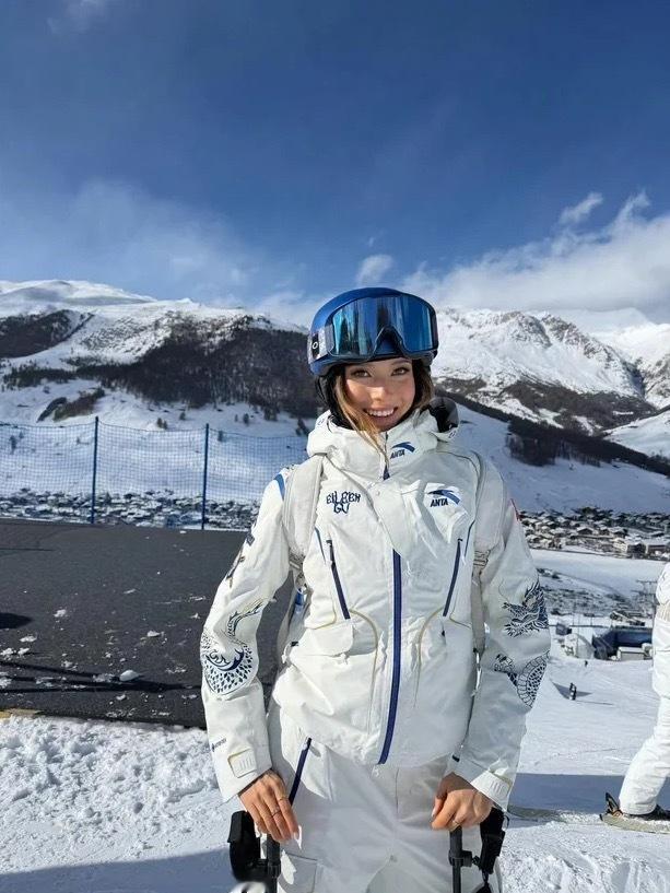 谷爱凌这套动作太丝滑 不愧是谷爱凌！米兰冬奥会自由式滑雪女子坡面障碍技巧决赛中，