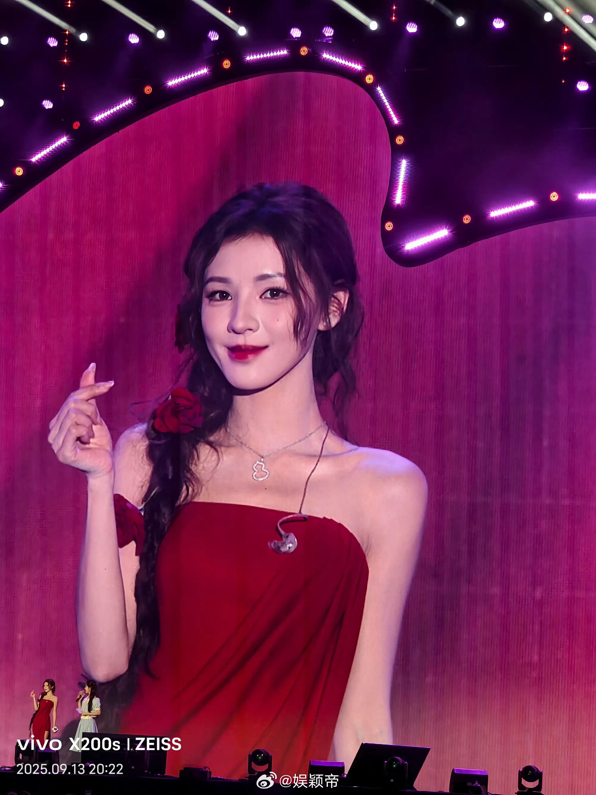 张予曦直播 果然是“大屏的神”！镜头怼脸都扛住，五官精致得像精心雕琢的艺术品，这