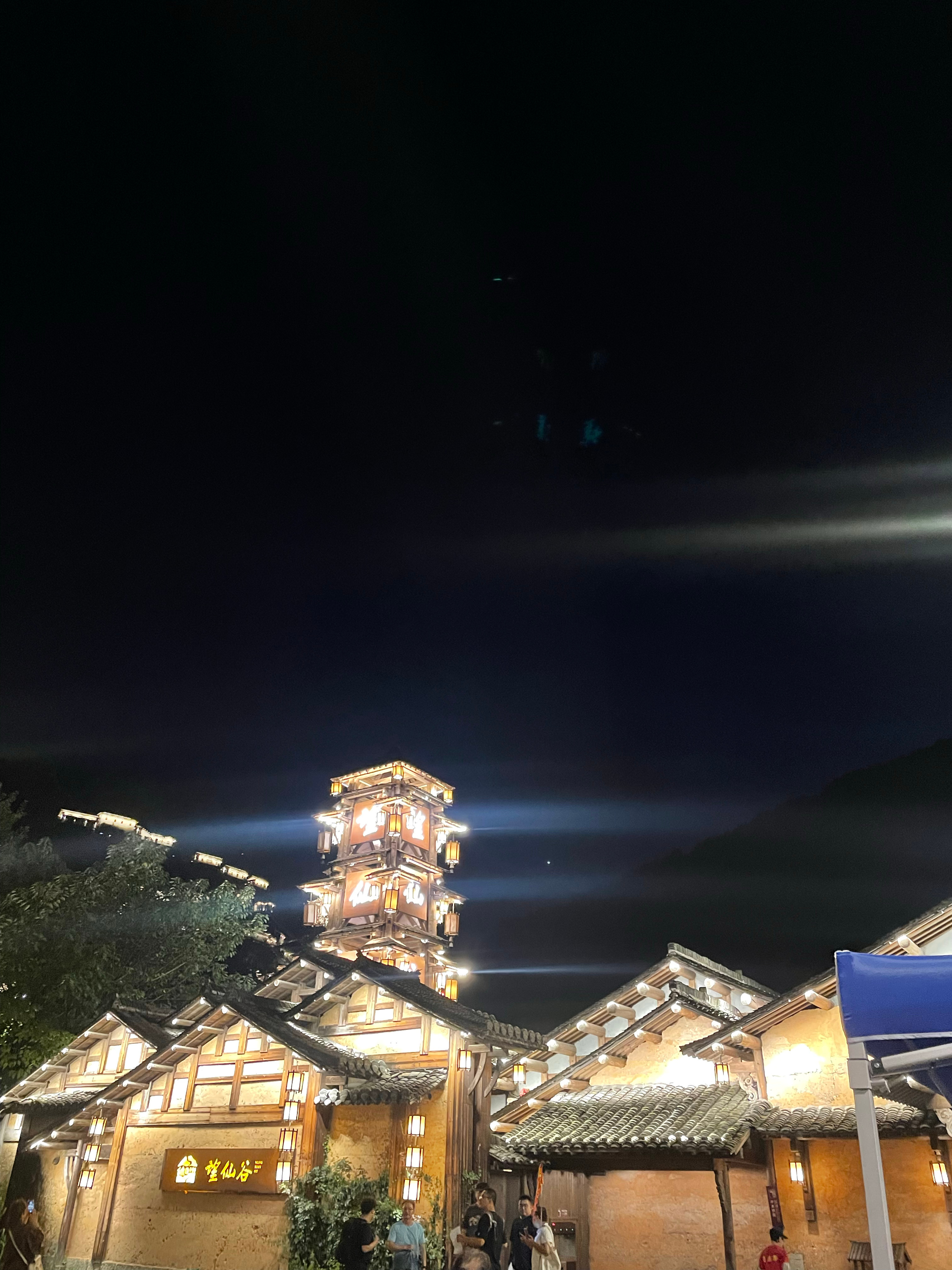 此时此刻 我刚进来 黑压压的人