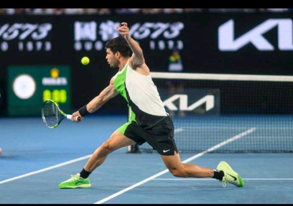 澳网男单决赛2月1日讯 2026澳网男单决赛，由首次打进澳网决赛的头号种子阿尔卡