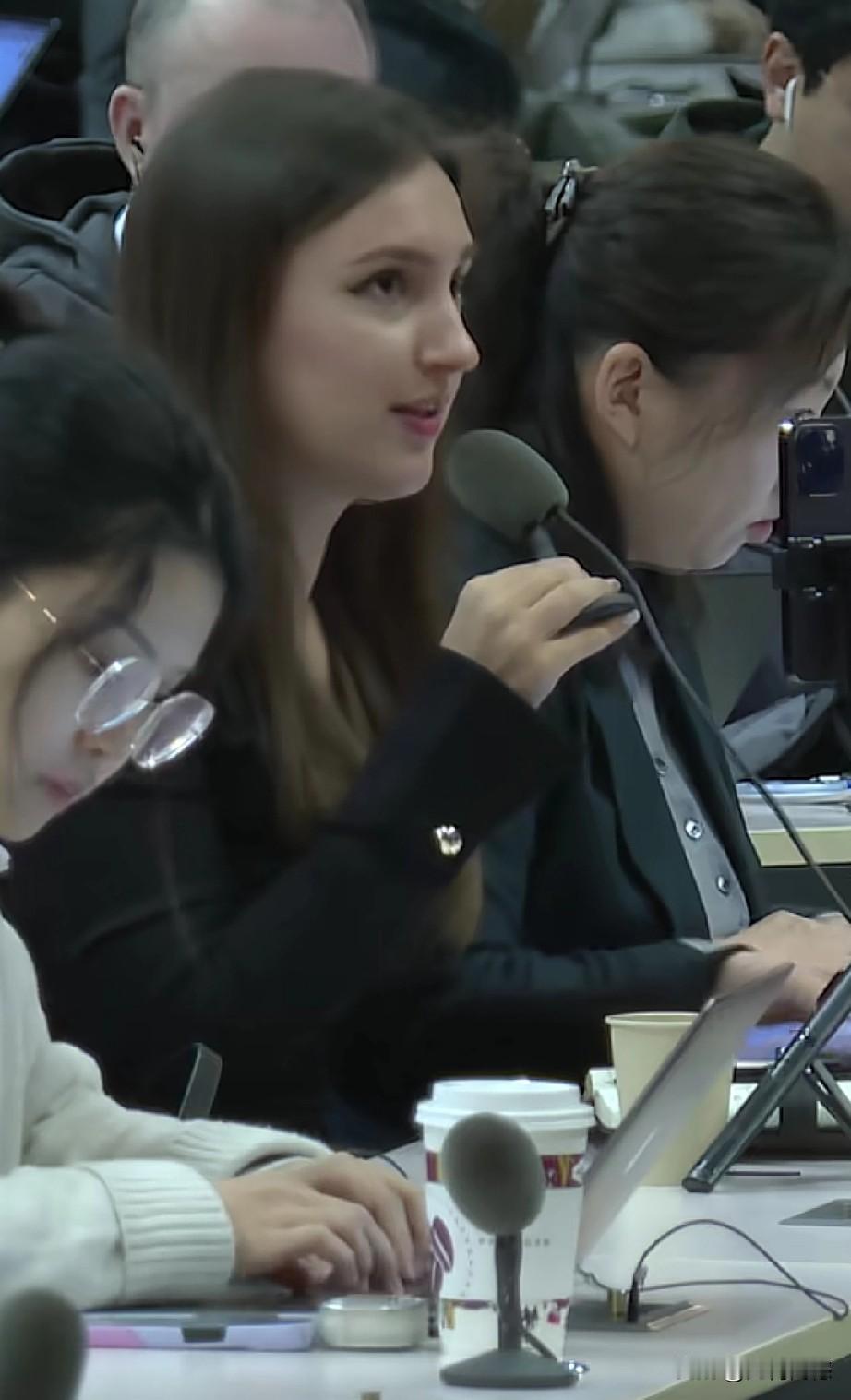 这个美女记者，看起来岁数不是很大，但是非常有气质，而且提出的问题，也是很有高度的