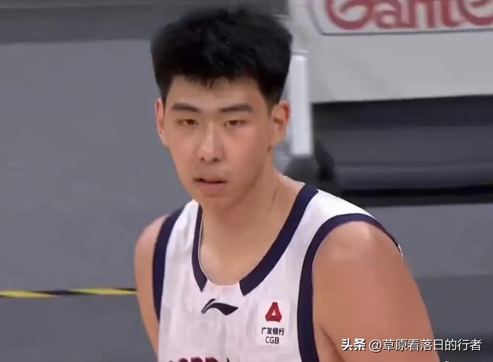 焦泊乔、徐昕皆是硬汉！
易建联还在队中时，杜峰从不责骂内线球员。易建联退役后，杜