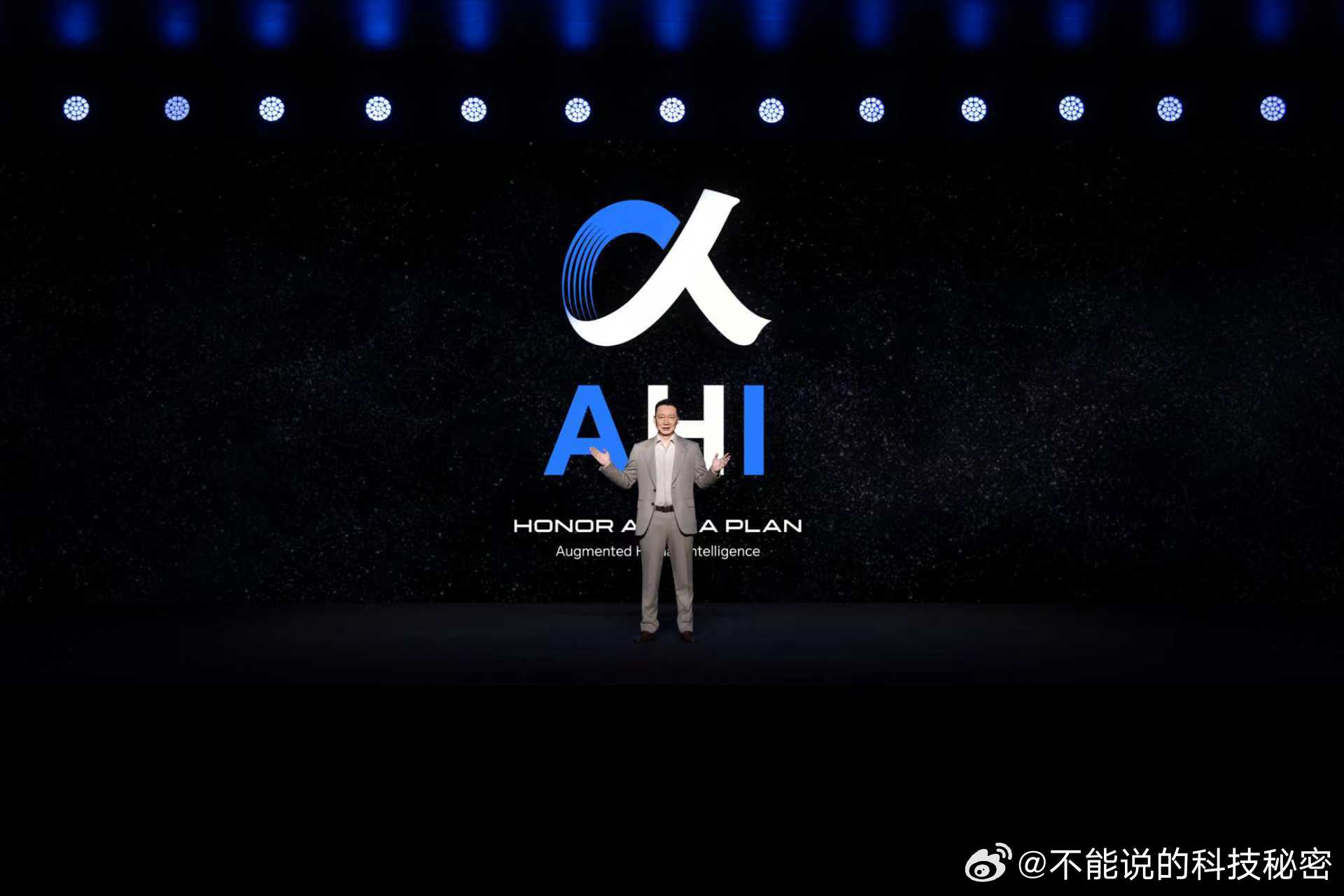 【荣耀CEO李健称让AI既有IQ又有EQ】在2026世界移动通信大会上，荣耀CE