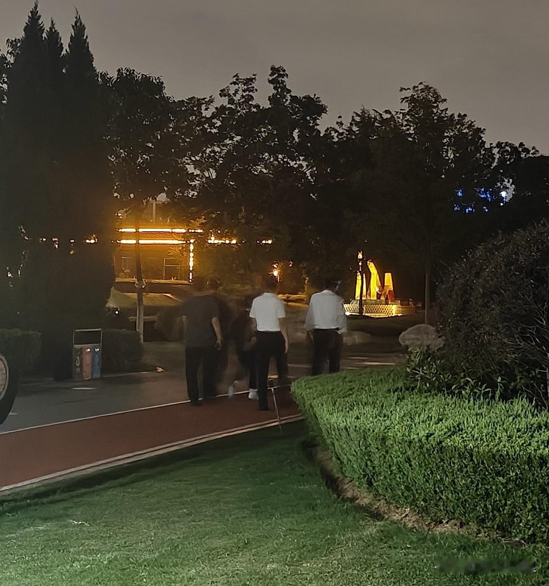 这得什么级别？
昨天到公园跑步，遇到一行人，中间一个女的在跑步，前后左右各四个人