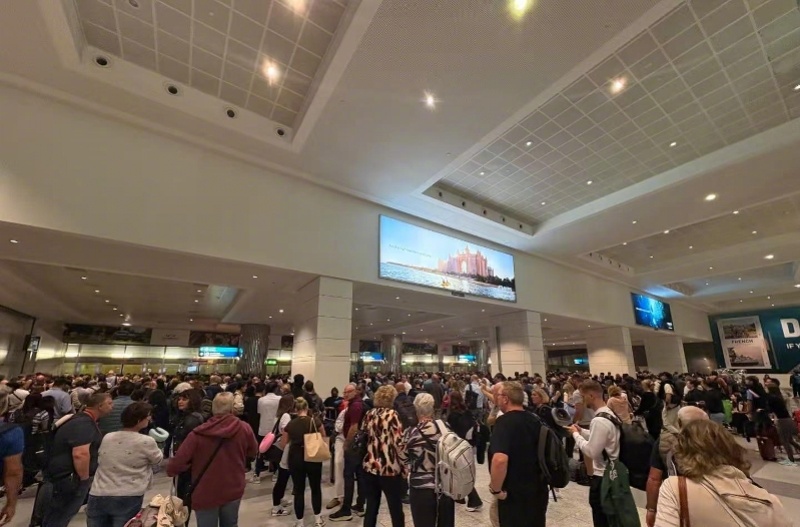 【#上海旅客讲述迪拜惊魂夜#：百余人手机同时响警报，航班再延期】#迪拜酒店百余人