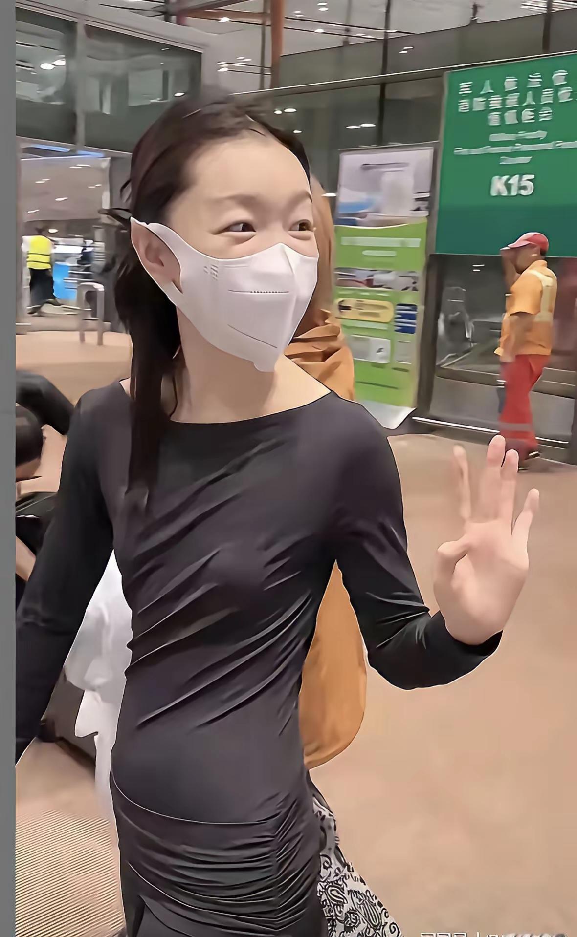 明星就是明星，果然是不一样，哪怕是戴着口罩也能被认得出来，真好看！