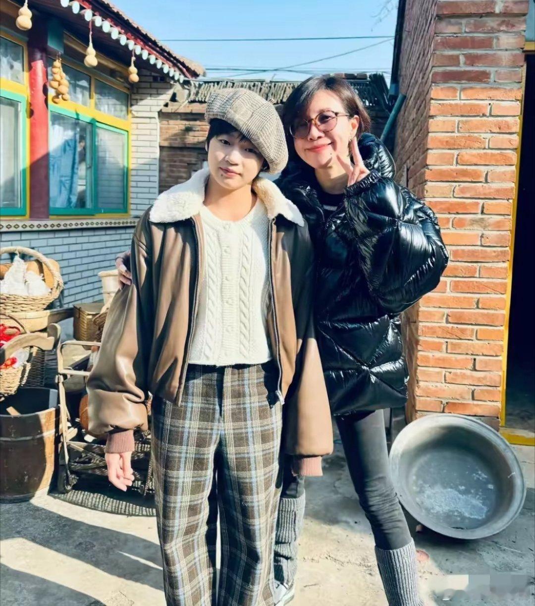 全红婵与粉丝小姐姐合影！两人太有缘份了！痣都长的对称。[笑cry] 