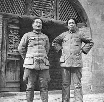 懋功会师后，张国焘当上军委副主席还不满足，仍不断要权，张闻天打算把总书记的位置让