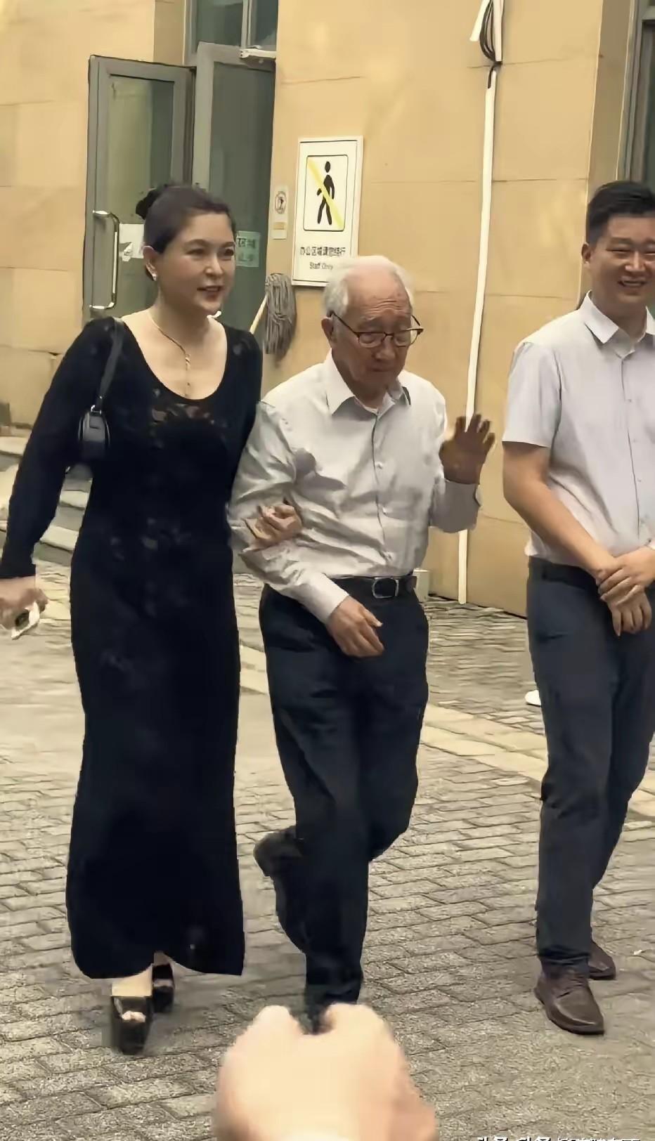 90岁的靳尚谊，身边的妻子祁艳，一头黑发，容光焕发。
不知道的，还以为是他女儿。