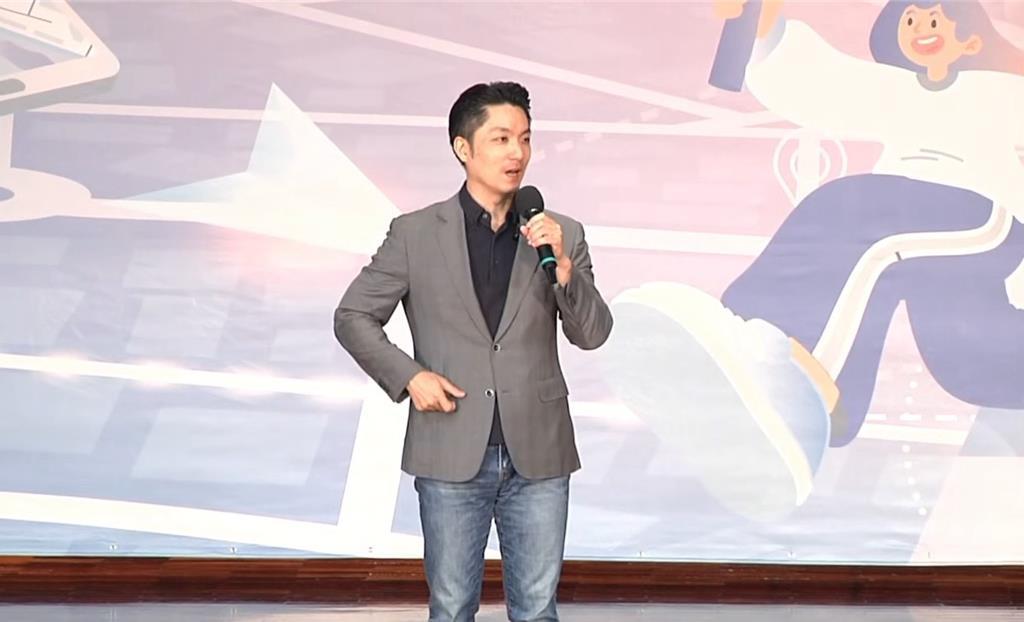 吴沛忆日前指出，台北市长蒋万安在议会备询时面前摆着iPad，背后是北市研考会主委