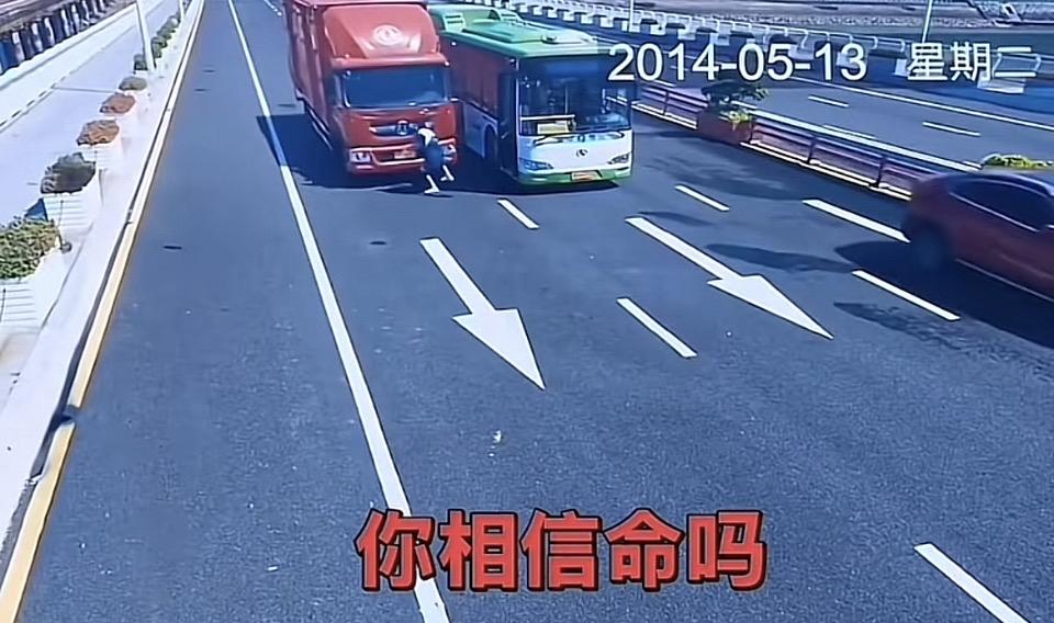 惊险瞬间！货车与公交车相撞，司机安全逃生！