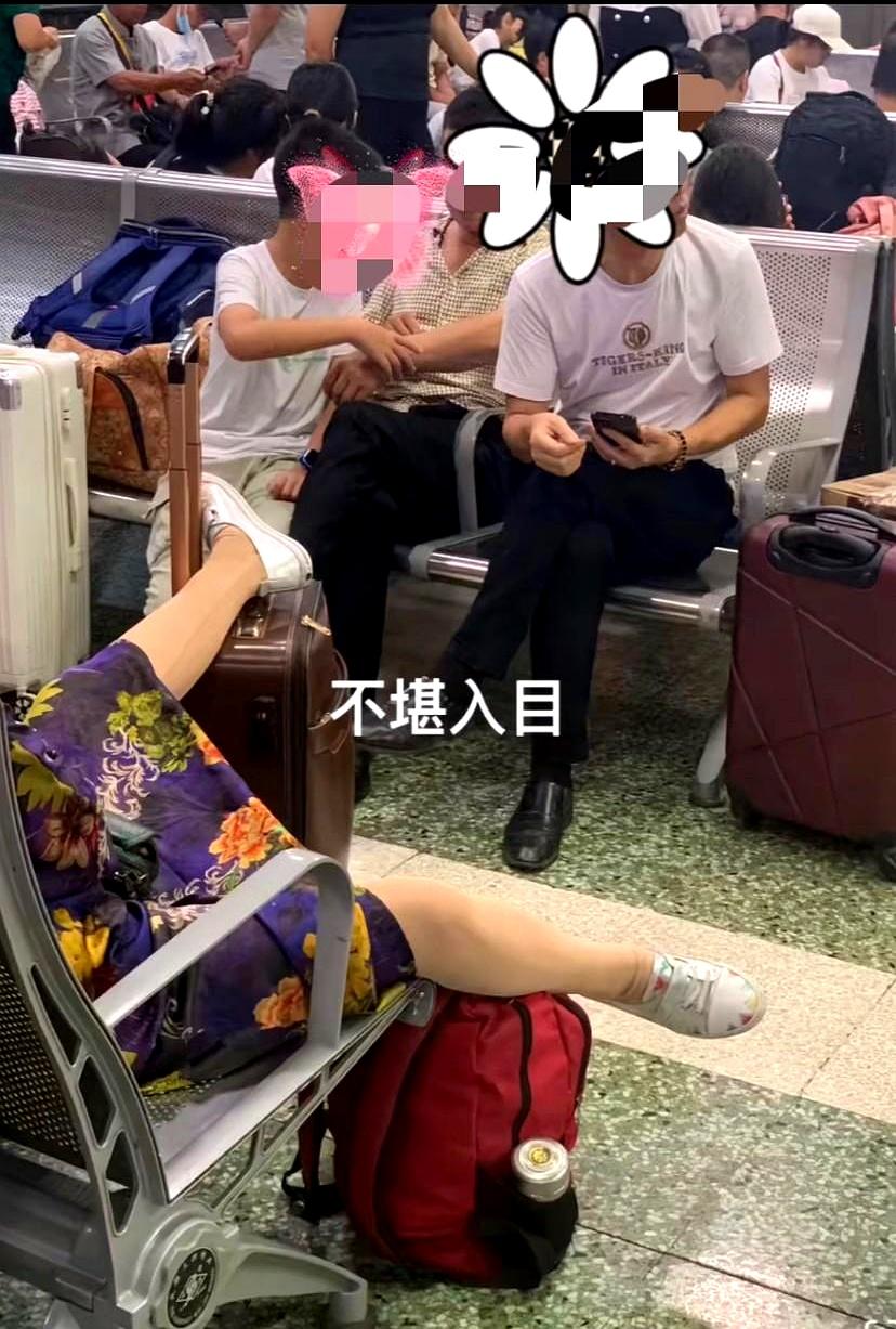 坐姿能离谱到什么程度？
有时候真不是夸张，真能把人看得脚趾抠地。
今天这画面就挺
