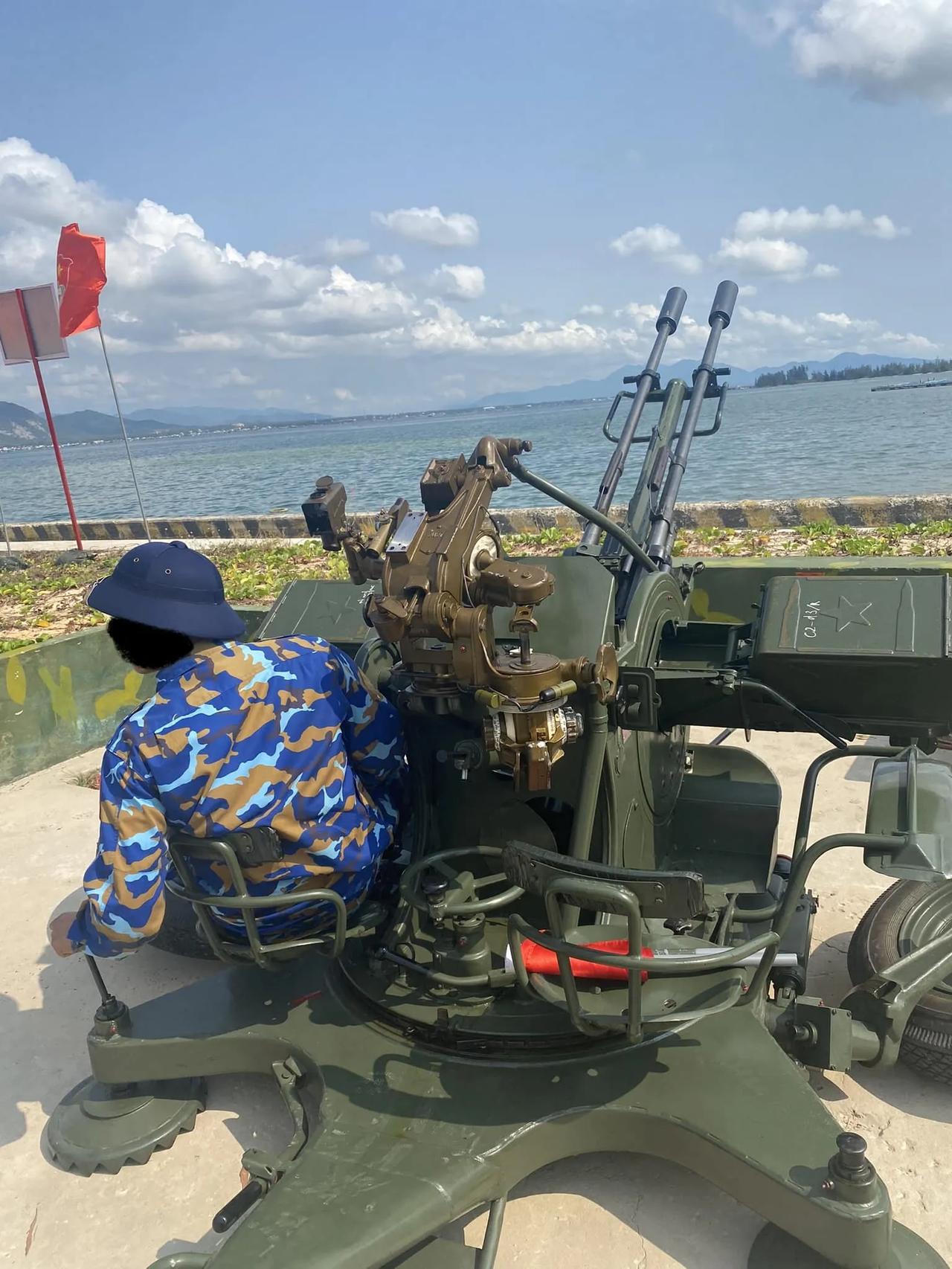 #越军武器装备# 越南人民海军新兵在接受 ZU-23-2 高炮训练。由于其适应性