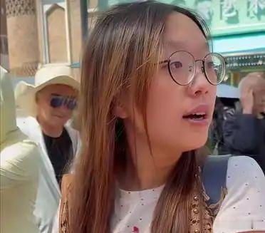 谢浩男的大妹，刚刚更新的视频里，透露了谢浩男已经到新疆的消息。视频里大妹一边在逛
