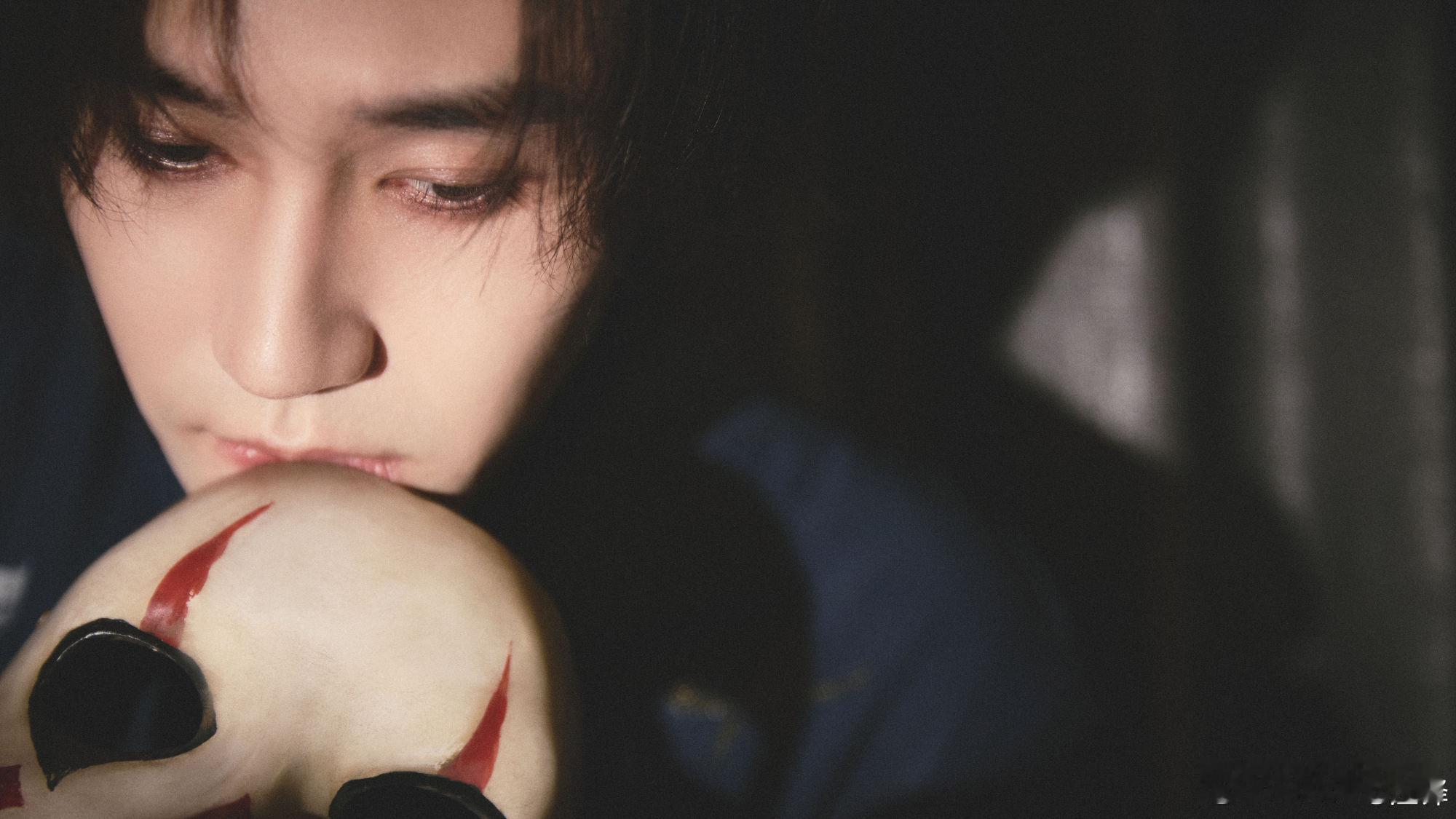 汪铎这衣服好就好在能看到胸肌 汪铎这身穿搭直接封神！剪裁巧妙，胸肌若隐若现超有氛