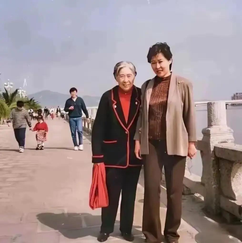 这是刘少奇妻女的真实合影，这可不是演员扮演的，左边的是刘少奇的妻子王光美，年过七