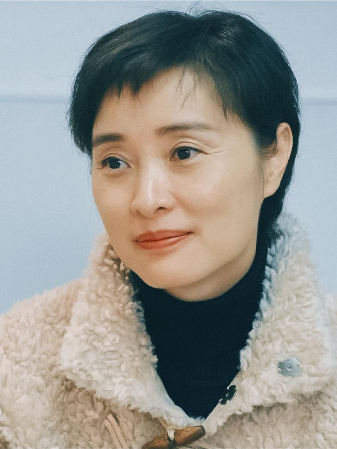 53岁的吴越至今未婚未育，却把生活过得有滋有味。84岁的老父亲瘫痪在床，她没有送