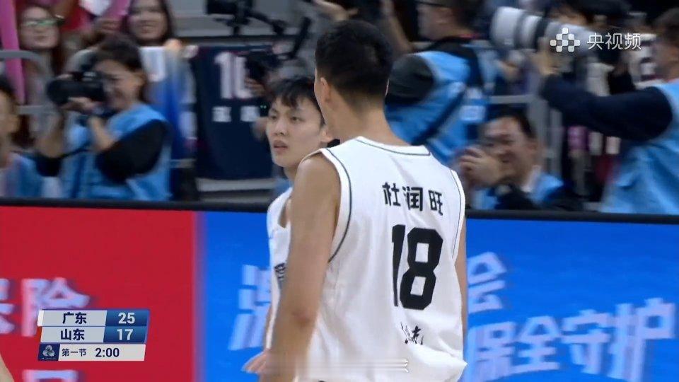 第一节以杜润旺压哨三分收尾。广东全运男篮 ​​​