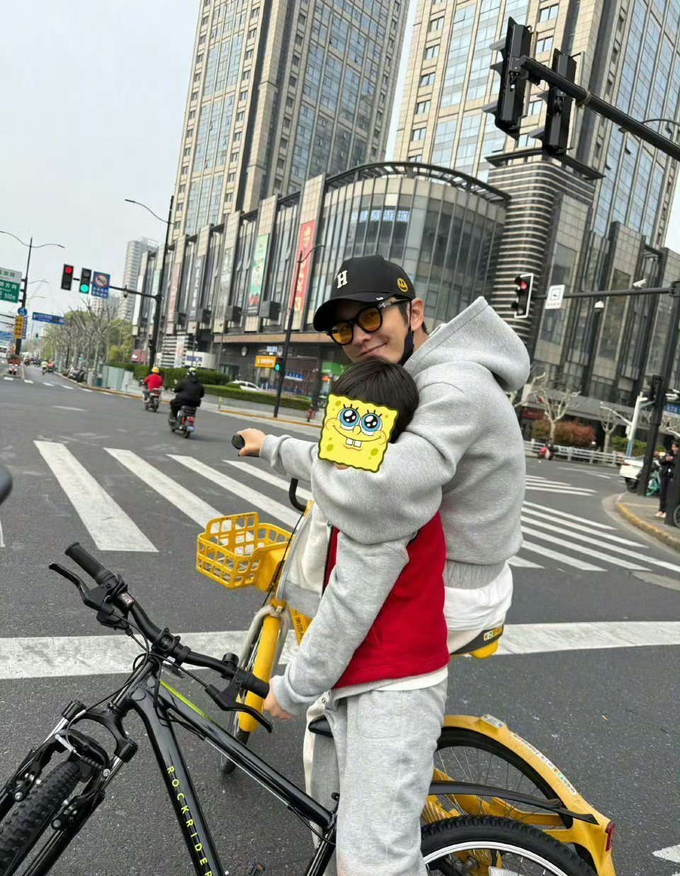 黄晓明已去交警部门接受处罚晓明哥太有自觉性了！看出来baby和晓明哥对小海绵的教