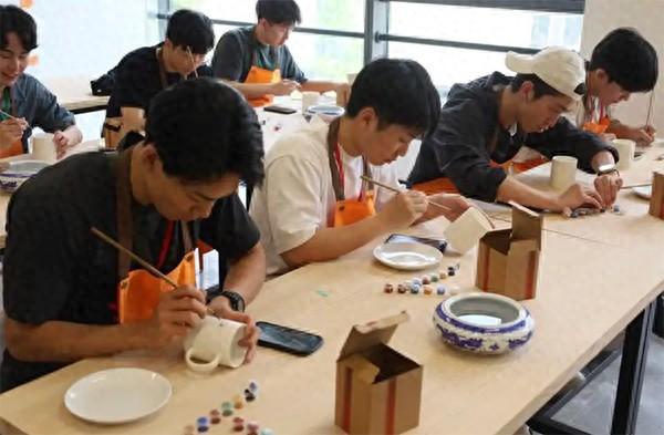 日方收到噩耗：所有中日青年交流项目都暂停了。

香港《南华早报》11月28日援引