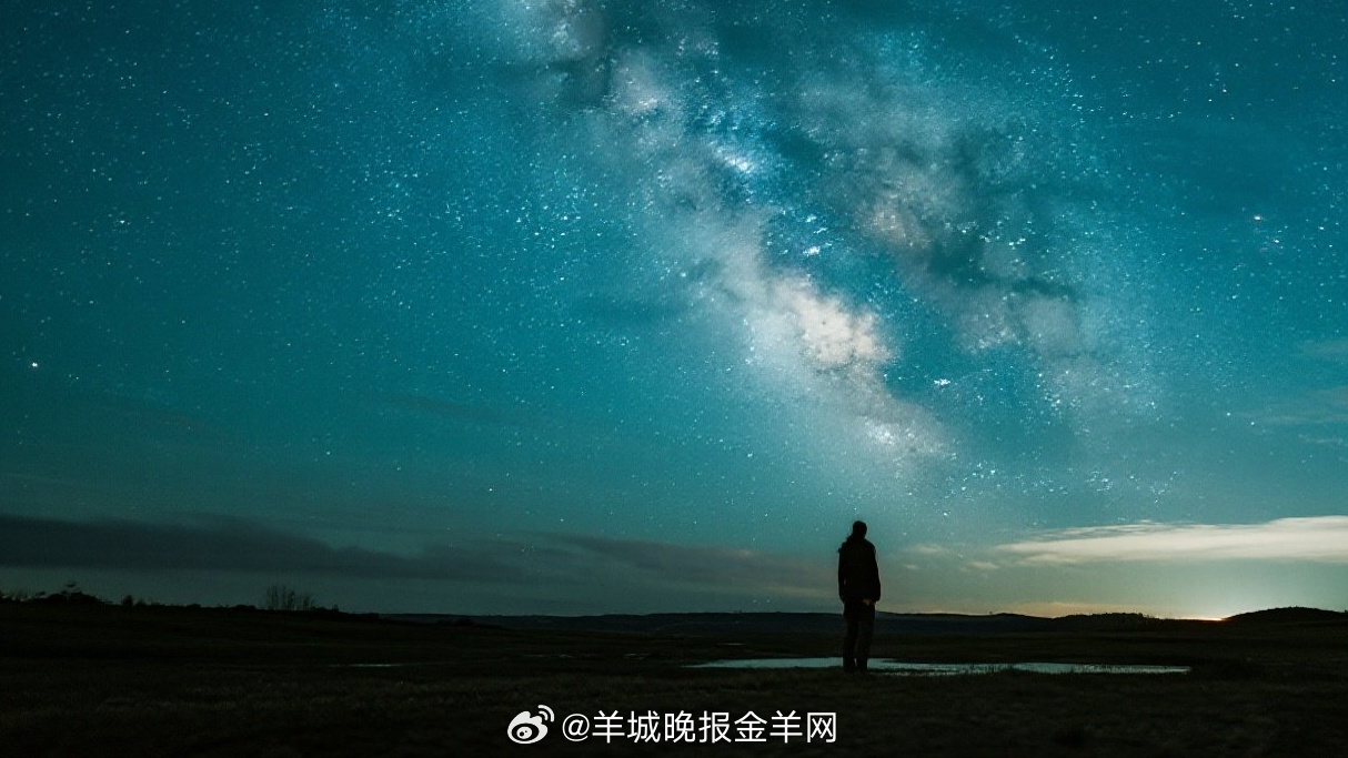 #晚安# 在这绚丽的星空下，愿你放下一天的疲惫，与大自然共眠。闭上眼睛，想象那多