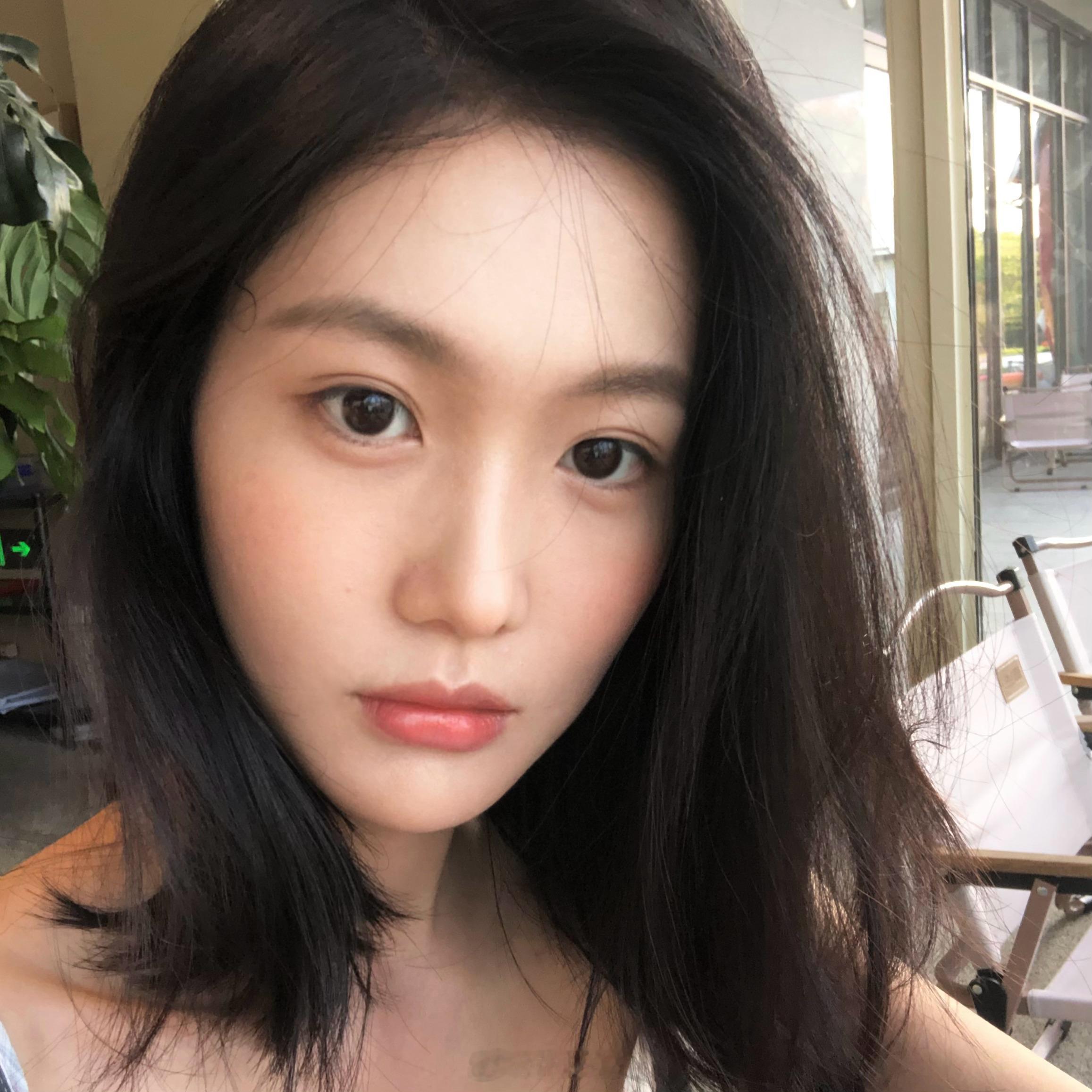 张昕懿[超话]  中秋快乐！吃了咸蛋黄馅儿的。 ​​​