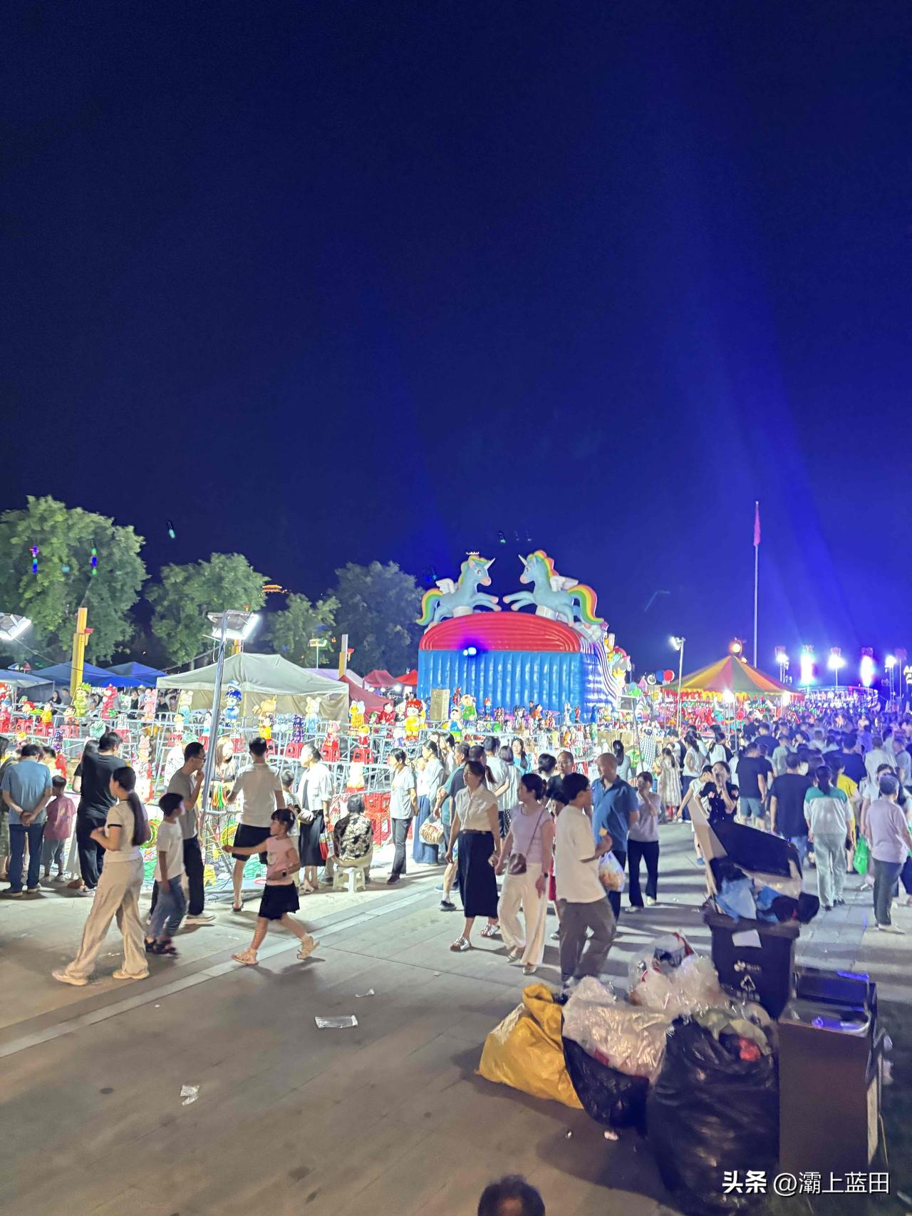 昨晚的蓝田白鹿广场，人山人海的，人很多，这是举办什么展销会，转了一圈啥也没买，就