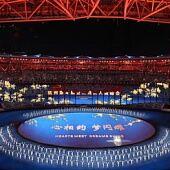 开幕式上，29个烟花“大脚印”沿中轴线迈向鸟巢，2008名演员击缶而歌倒计时。巨