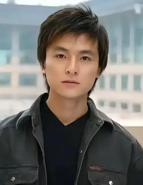 朱雨辰这小子运气真好。
曾经的女朋友个个都是女神，从汤唯到霍思燕，再到姜妍，哪一