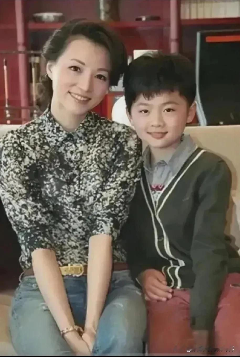 董卿的儿子，帅气逼人，美国国籍在手！当年，她和程前分手后，嫁给了身价10亿的密春