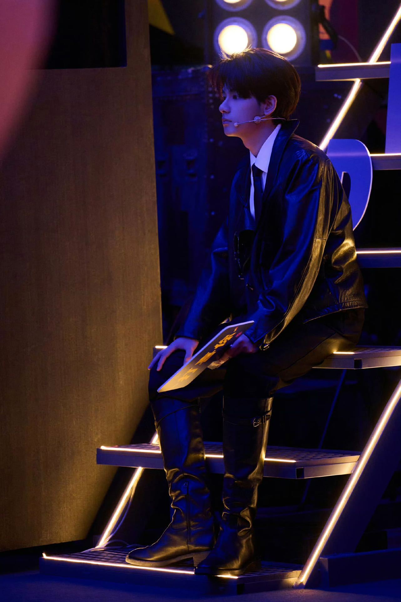 等到天黑就找不到胡先煦了胡先煦这身all black直接焊在我心巴上！黑帮少爷氛