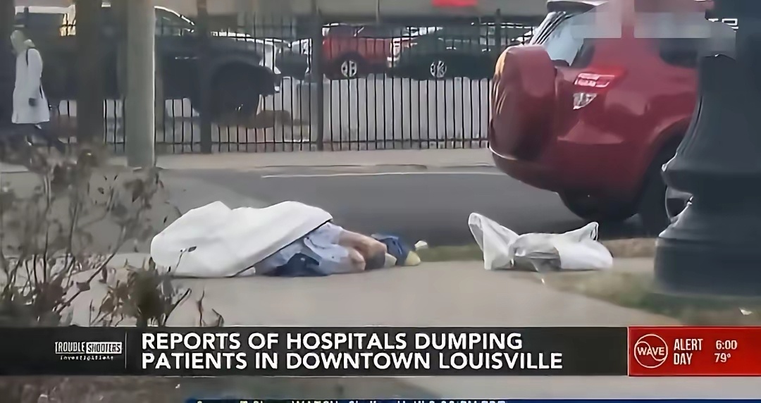 美国肯塔基州的一家医院门口，医院保安将无力支付医疗费用的老女病人用轮椅推到路中央