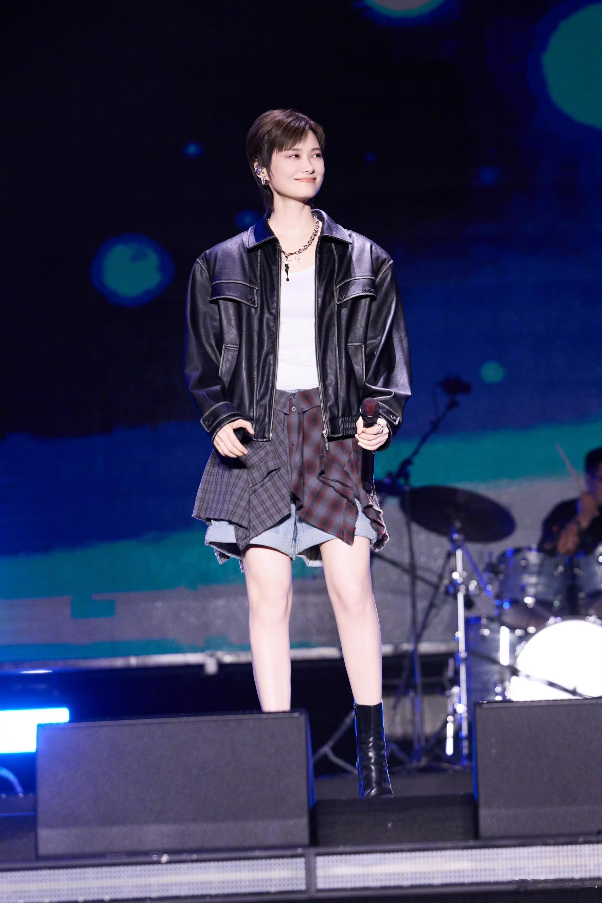 李宇春演唱会后劲太大了李宇春的含金量湖南卫视带你看演唱会 她不仅是一个优秀的歌手