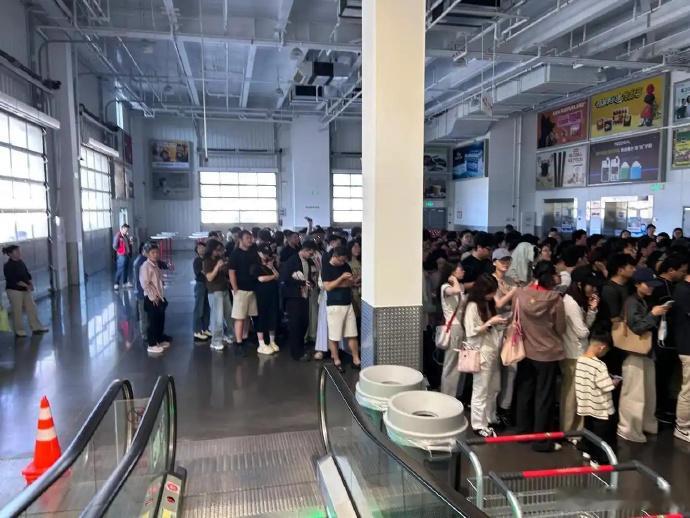 店员回应降价iPhone17被疯抢 这还没到618，怎么能抢成这样，柜台真是站都