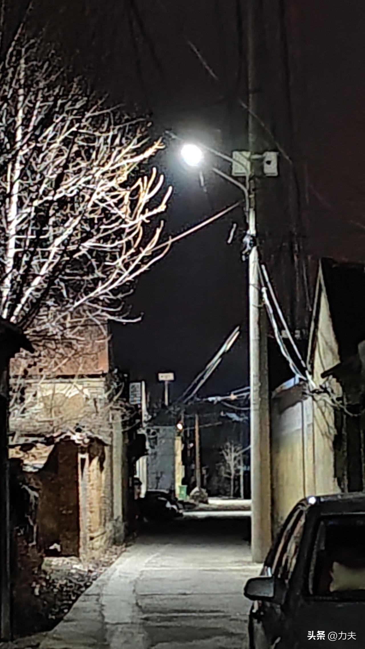 回老家了，吃了晚饭出门溜达了圈，路过同学家，看其亮着灯从窗户里看他正一个人坐在沙