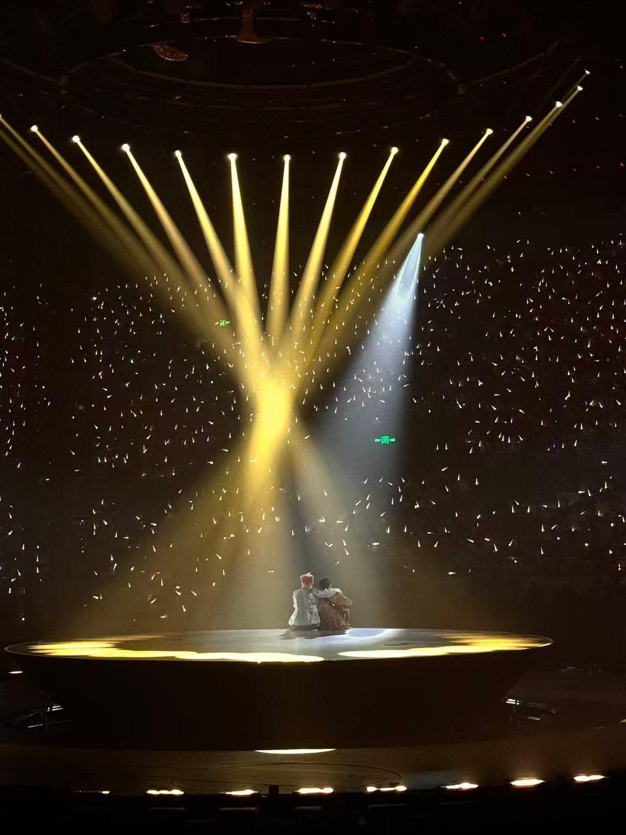 艾热王以太婚礼现场不愧是婚庆金曲缔造者，同台演唱氛围感爆棚，全场观众沉浸式体验说