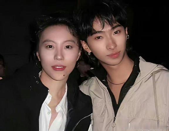 伊能静儿子和王菲女儿同框，两个人都个性十足，这画面真的太绝了。 
