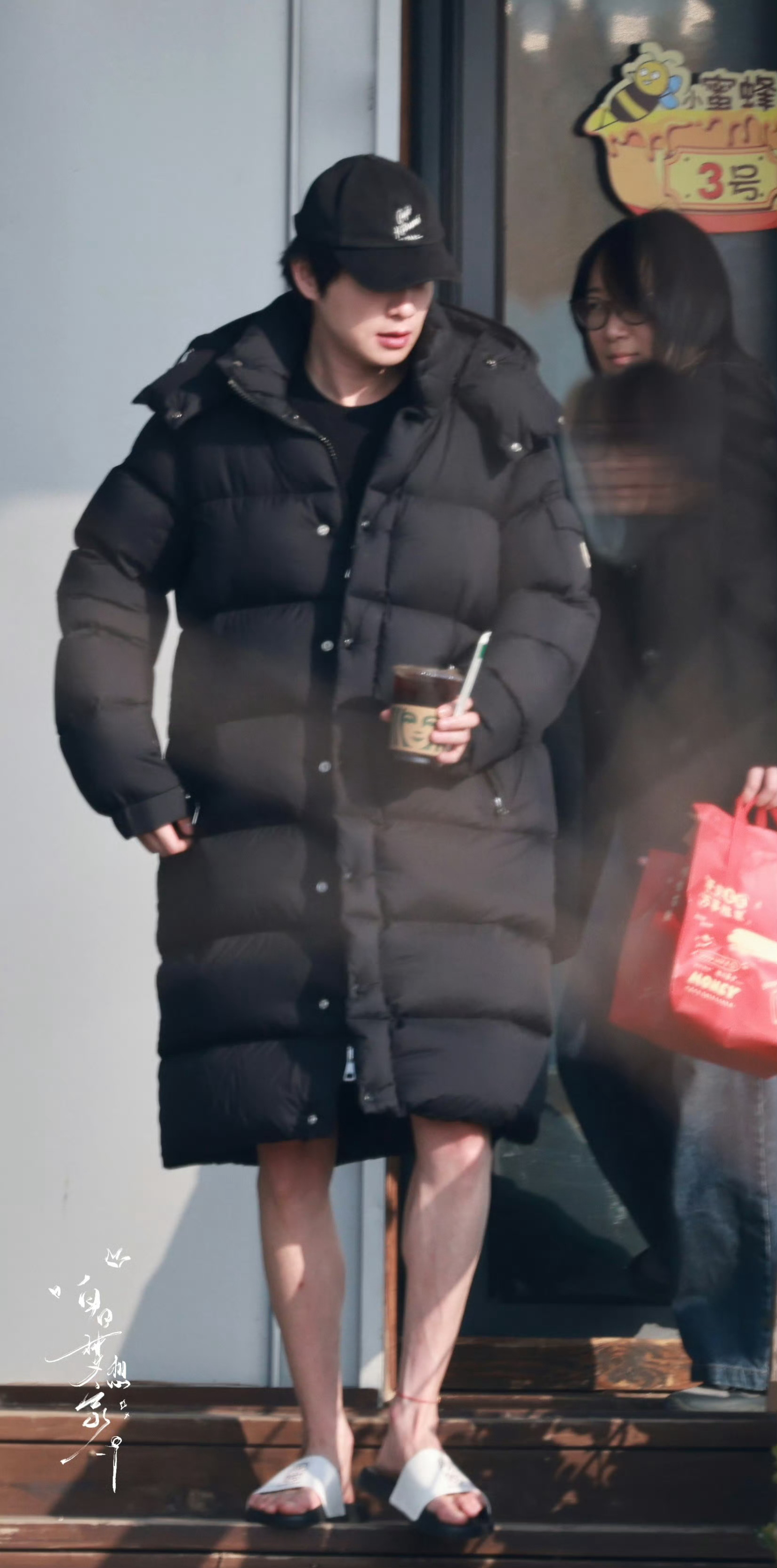 魏大勋上冬下夏穿搭魏大勋《周五晚高疯》上班羽绒服光腿拖鞋上冬下夏穿搭好个性上班也