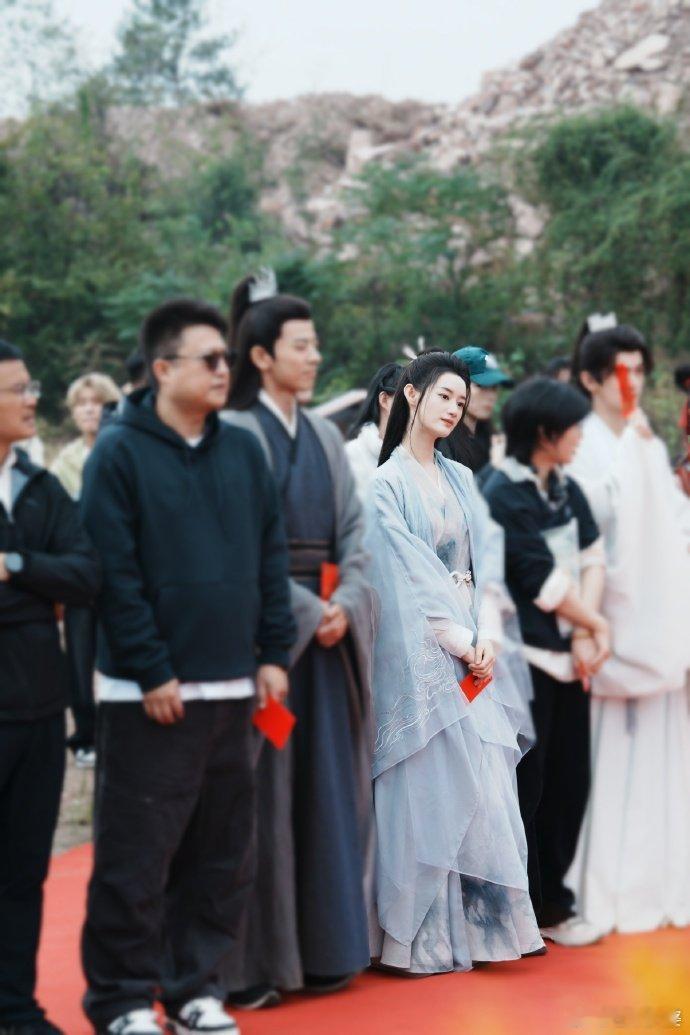 #郭晓婷新剧开机照#郭晓婷新剧开机照吸睛无数，开机路透也纷纷现身，二者都让粉丝对