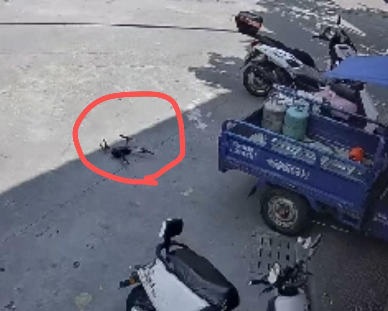 #无人机掉门口不慎压到被索赔#【无人机降落在店门前，店员倒车不慎压到该不该赔？律