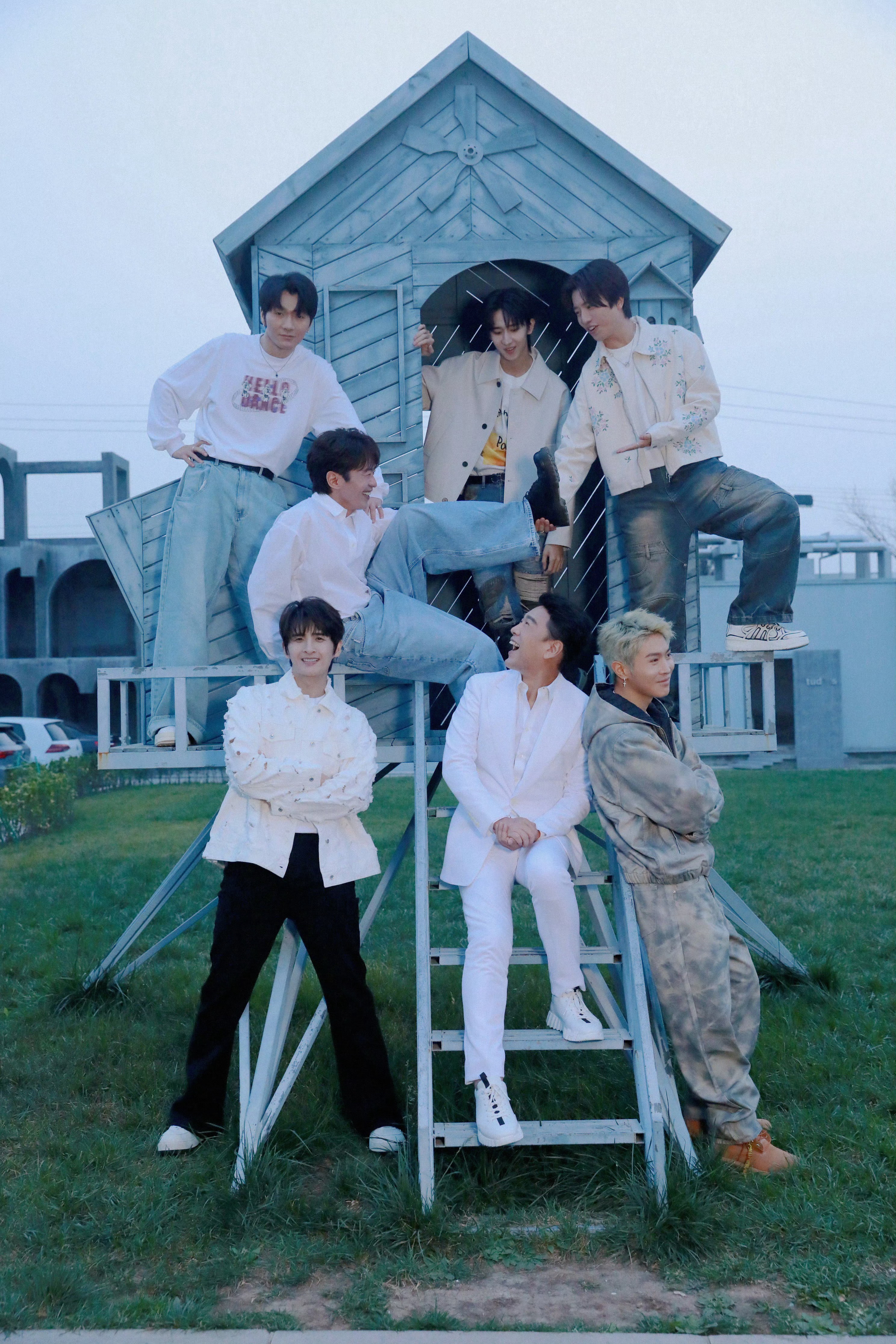 谁懂王耀庆这张合照的含金量  王耀庆和他的“舅组”成员一起制作《嘿！福！放！》，