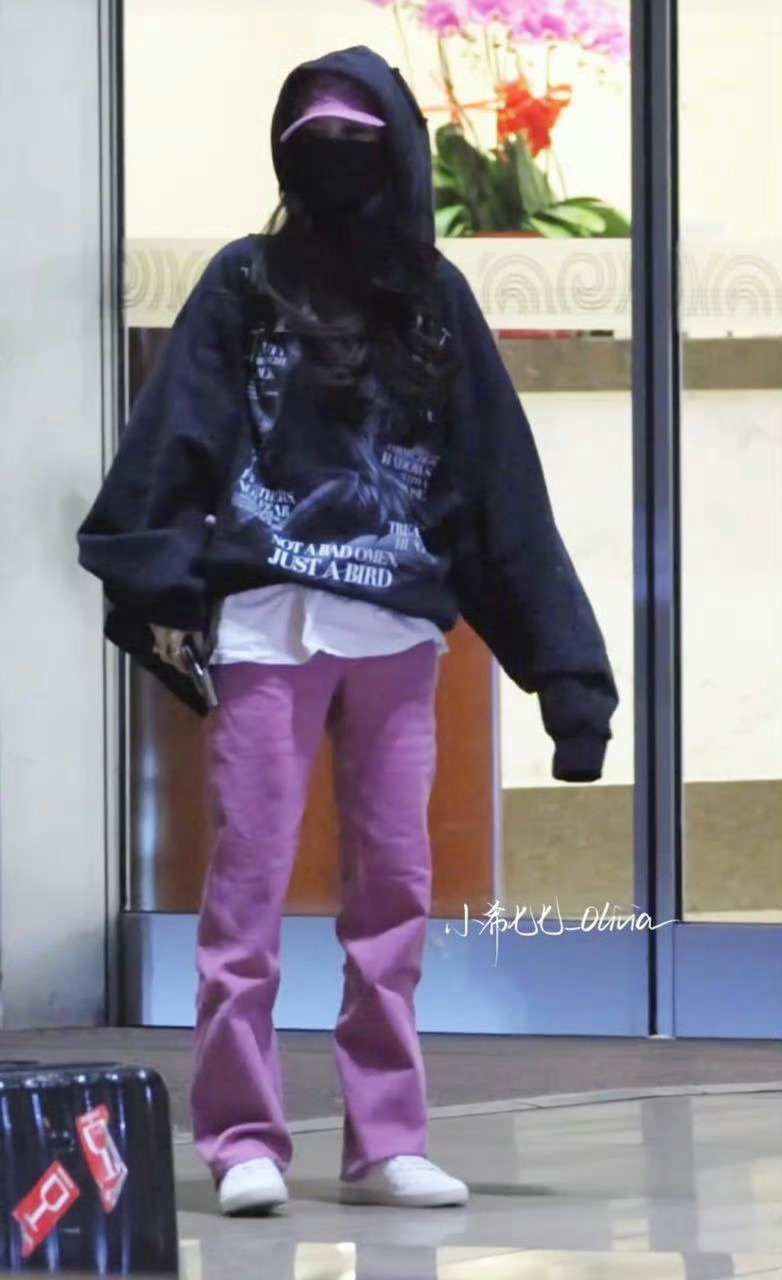 杨幂今天是粉粉嫩嫩可爱的宝宝！ 哈哈哈背带没调整好 单肩背也很好看呀 主打一个随