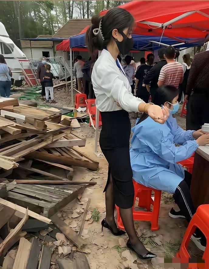 现在大部分人都住在城里，还留在乡下的男人应该都是年龄大的