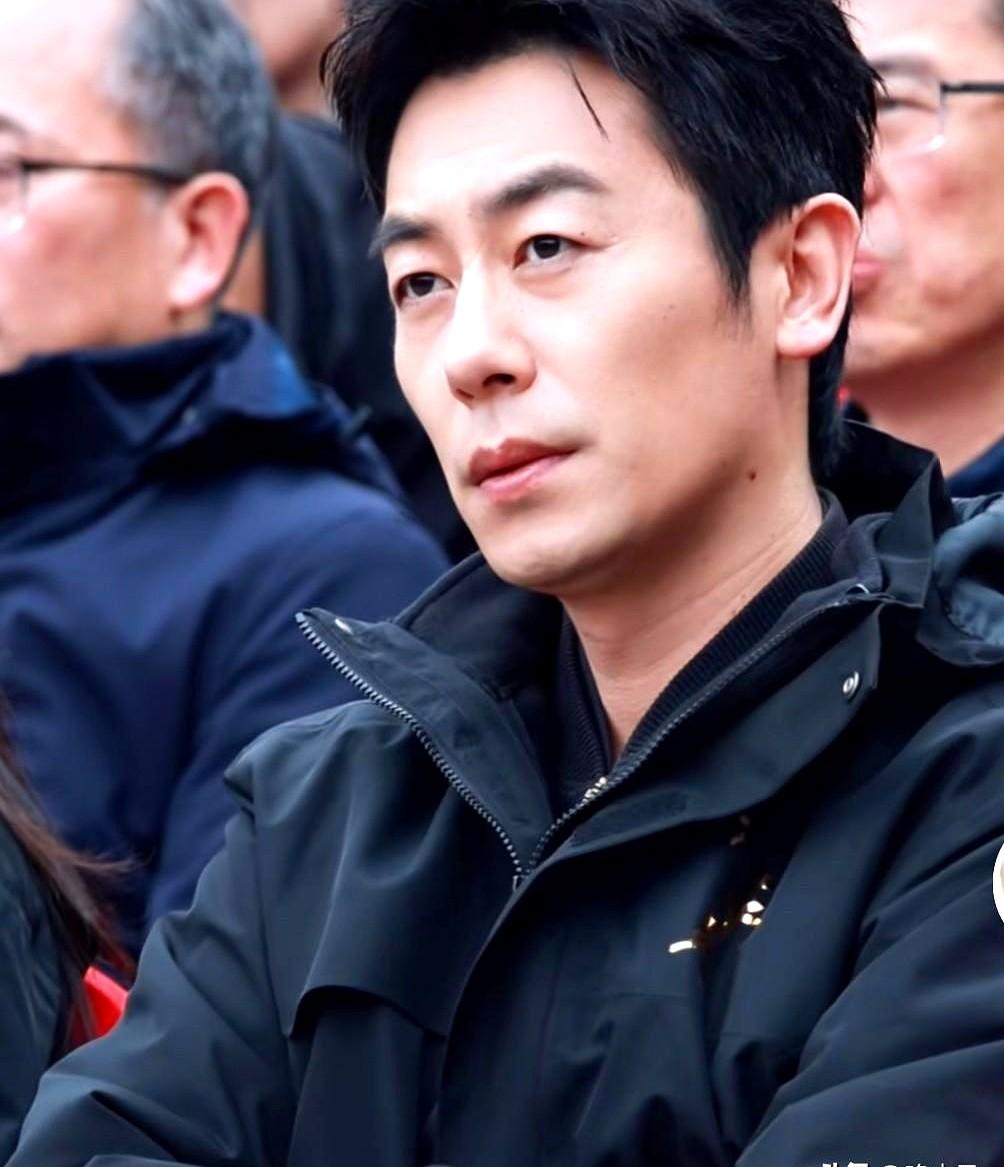 就离谱，朱亚文一个特别出演，差点把主角的剧给“抢”了。

在陈晓的《大生意人》里