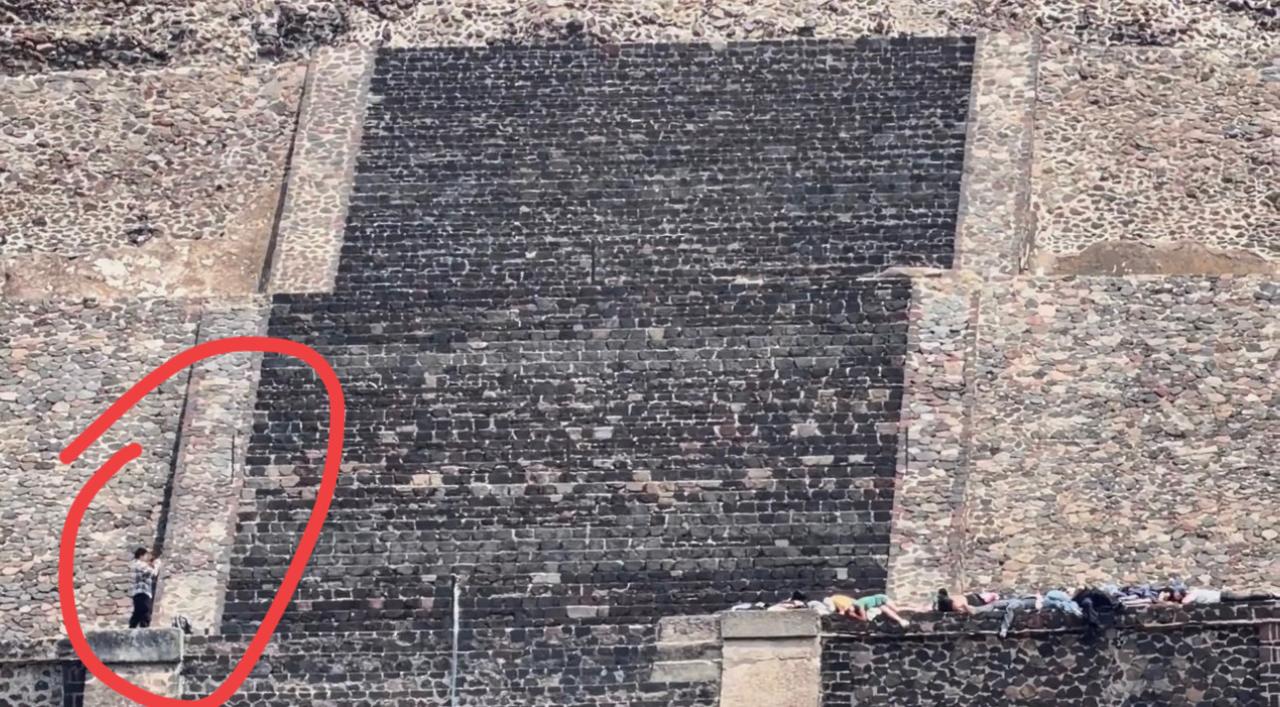 枪手随即在金字塔上自杀！

当时正是中午，该男子悄无声息爬上43米高的金字塔，从