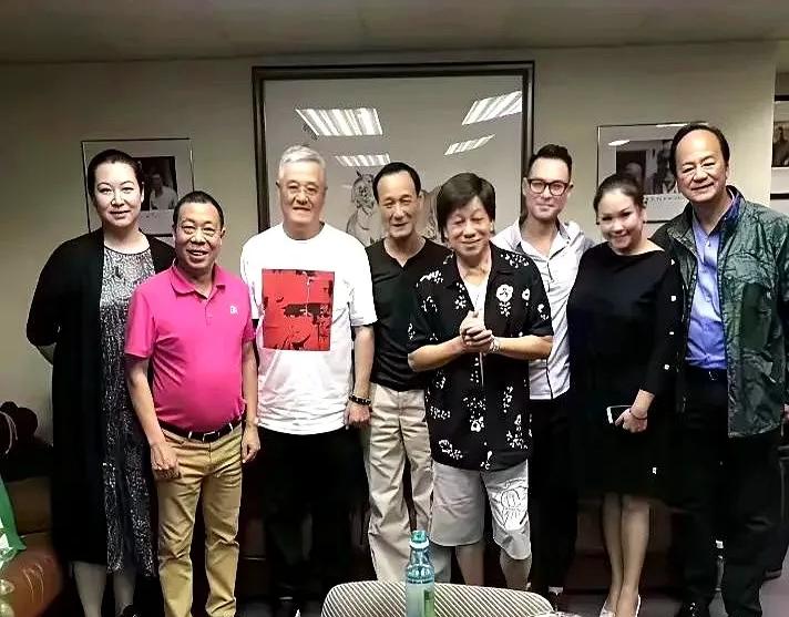 赵本山夫妇与香港老戏骨的合照：

最右侧的狄龙胖瘦合度，浓眉宽额；双手交握的著名