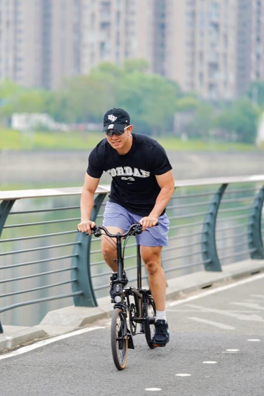 Hey Bro！穿AJ骑车布？