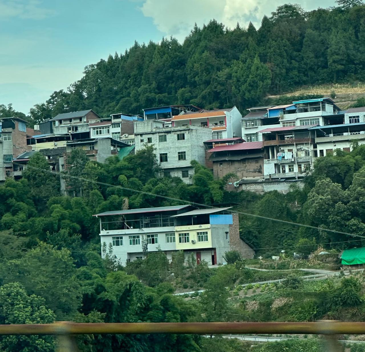 四川朋友讲春节回村见闻，满村都是几十万以上豪车。我感慨广东确实不如四川，广东大多