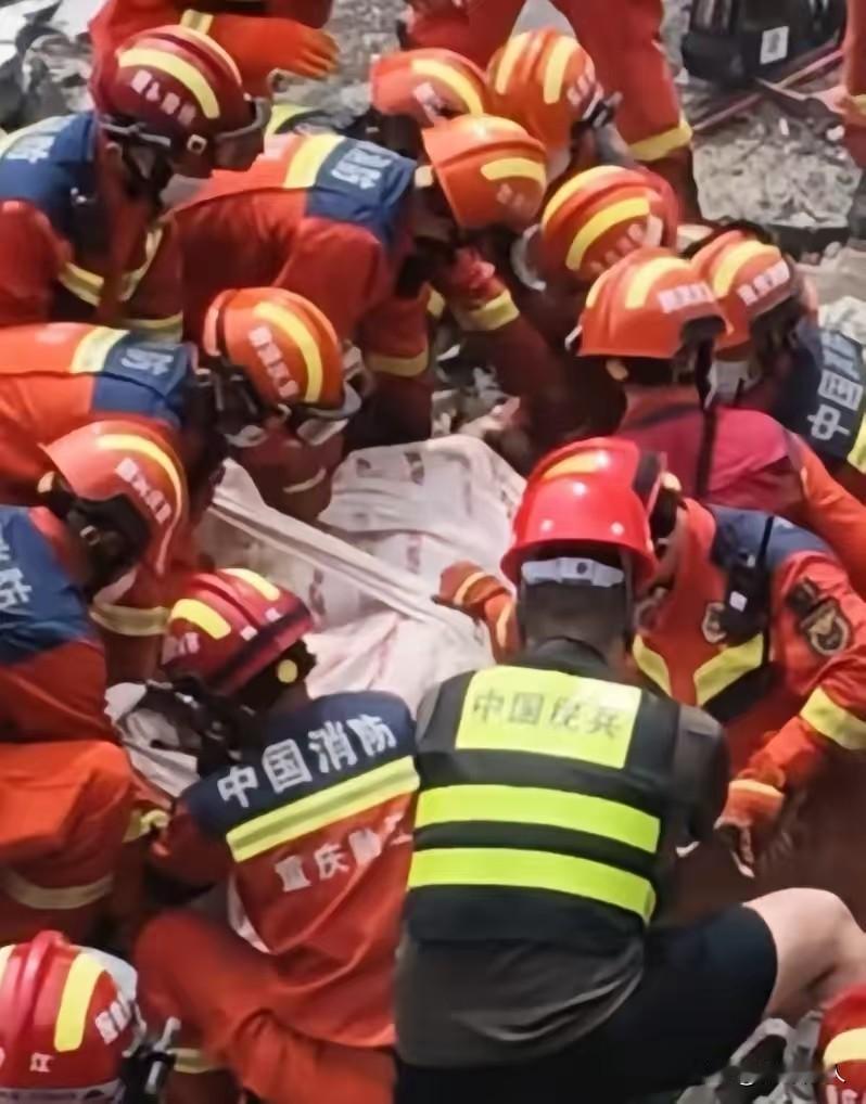 揪心！
折返救人被困废墟，彭水失联00后网格员龚宝冬父母，守在现场崩溃
龚宝冬，
